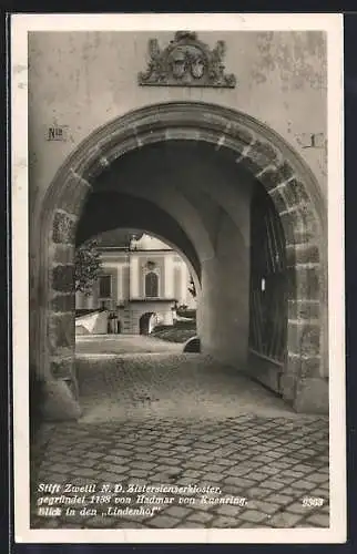 AK Zwettl /N. D., Stift Zwettl, Blick in den Lindenhof