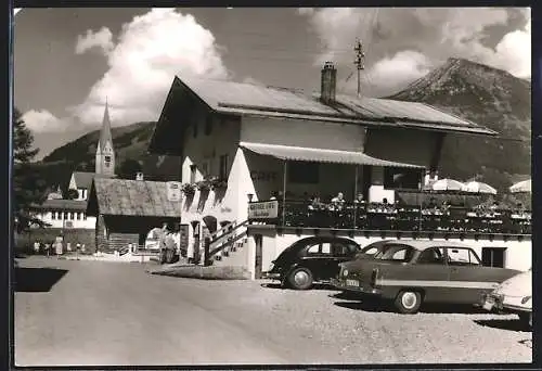 AK Mittelberg /Kleinwalsertal, Gasthaus-Cafe Moosklause mit Strasse u. Kirche, VW-Käfer