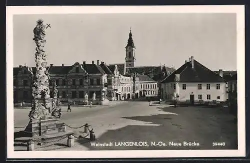AK Langenlois /N.-Oe., Neue Brücke, Ortspartie mit Säulendenkmal u. Stadt Cafe