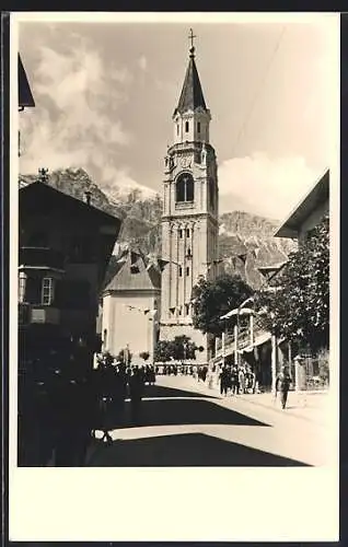 Foto-AK Cortina D`Ampezzo, Blick auf die Kirche