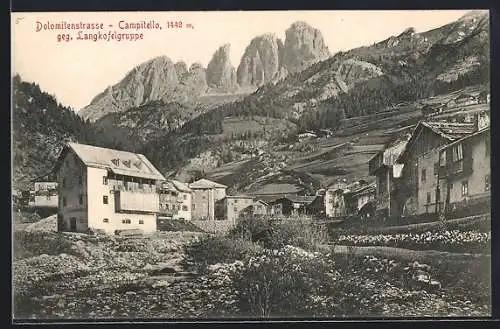 AK Campitello /Dolomitenstrasse, Ortsansicht mit der Langkofelgruppe