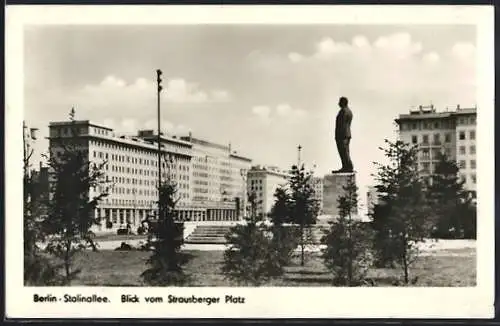 AK Berlin, Hochhäuser auf der Stalinallee, Blick vom Strausberger Platz