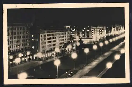 AK Berlin, Stalinallee bei Beleuchtung