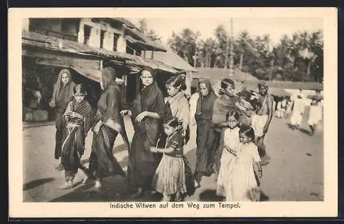 AK Indien, Indische Witwen auf dem Weg zum Tempel
