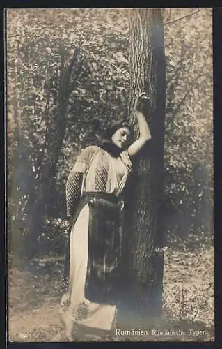 AK Rumänische Frau lehnt an einem Baum