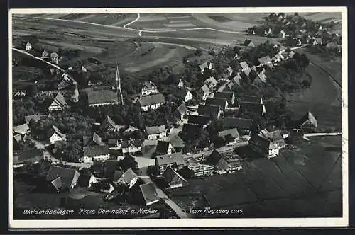AK Waldmössingen /Kreis Oberndorf a. Neckar, Strassenpartie mit Kirche, Fliegeraufnahme