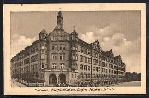 AK Pforzheim, Osterfeldschulhaus mit Strasse und Schülergruppe