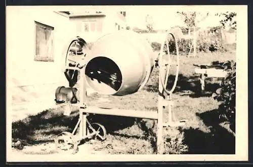 Foto-AK Betonmischer in einem Garten