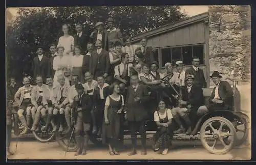 Foto-AK Menschen in Tracht auf einem Lastkraftwagen