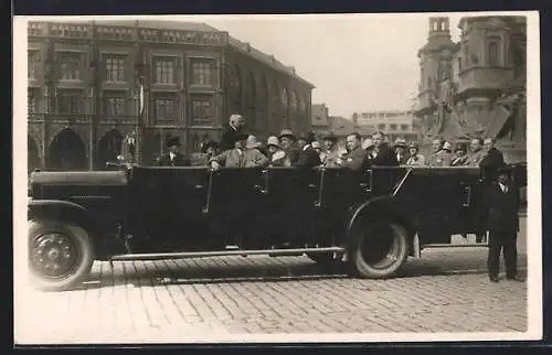 Foto-AK Prag, Tatra-Bus mit Passagieren
