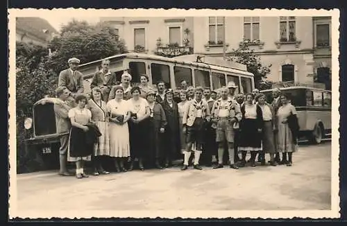 Foto-AK Saurer-Bus mit Passagieren