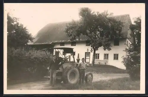 Foto-AK Traktor auf einem Hof