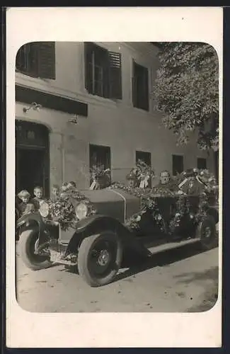 Foto-AK Auto mit Blumen geschmückt, Mönch im Fond