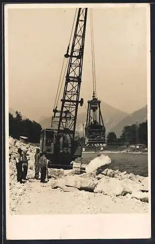 Foto-AK Bagger lädt einen Stein ab