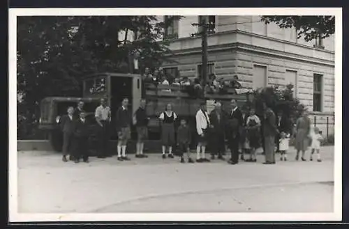 Foto-AK Lastkraftwagen Büssing, Menschen auf der Ladefläche