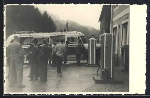Foto-AK Autobus Opel an einer Tankstelle