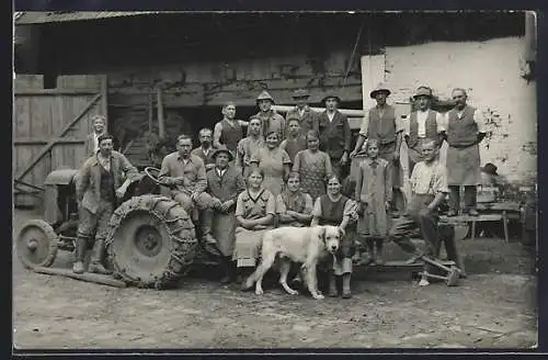 Foto-AK Traktor mit Ketten an den Reifen, Hund