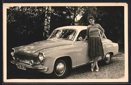 Foto-AK Auto Wartburg 311 mit Frau an der Fahrertür