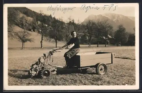 Foto-AK Frau auf einem Rasenmäher-Traktor