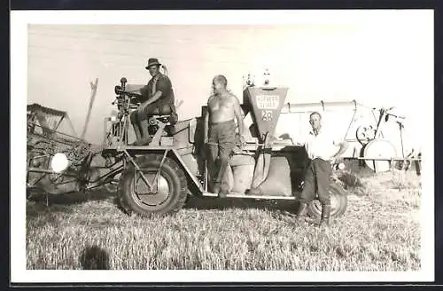 Foto-AK Mähdrescher Hofherr bei der Feldarbeit