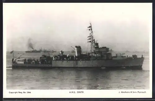 AK Kriegsschiff H. M. S. Onyx auf hoher See