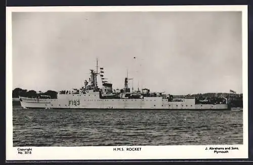 AK Kriegsschiff H.M.S. Rocket vor einer Küste