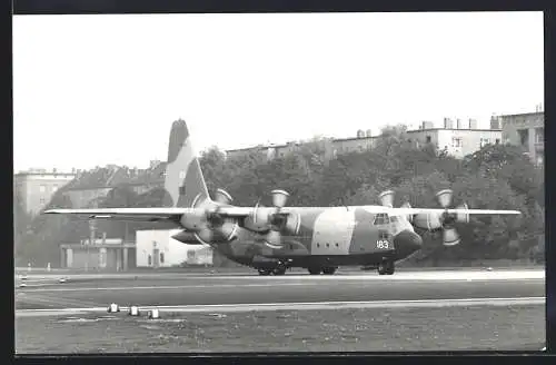 Fotografie Flughafen Berlin-Tempelhof, Flugzeug Lockheed C-130 Hercules, Transportmaschine der USAF
