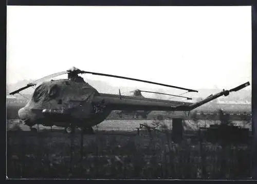 Fotografie Hubschrauber Mil Mi-2 der Sowjetarmee teilweise abgedeckt