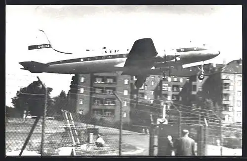Fotografie Ansicht Berlin-Templhof, Flugzeug Handley-Page der Air Links G-ALDA kurz nach dem Start vor Wohnhäusern