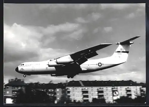 Fotografie Flugzeug Lockheed C-141 Starlifer der USAF im Anflug auf Berlin-Tempelhof