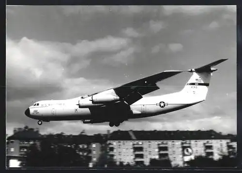 Fotografie Flugzeug Lockheed C-141 Starlifer der USAF im Anflug auf Berlin-Tempelhof