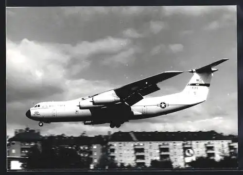 Fotografie Flugzeug Lockheed C-141 Starlifer der USAF im Anflug auf Berlin-Tempelhof
