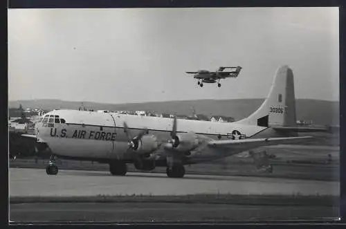 Fotografie Flugzeug Boeing C-97 Stratofreighter 30306 der USAF & Rockwell OV-10 Bronco Zielschleppflugzeug