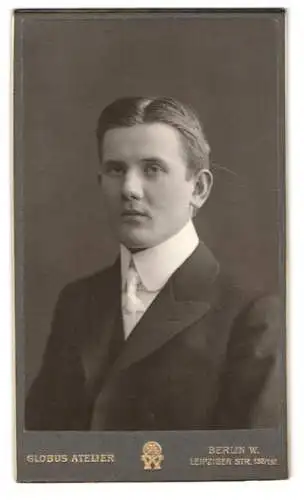 Fotografie Globus Atelier, Berlin, Leipziger Str. 132/137, Porträt eines jungen Mannes