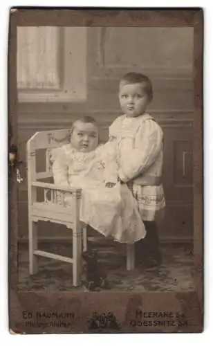 Fotografie Ed. Naumann, Meerane, Augustus-Str. 33, Zwei Kinder mit einem Stuhl
