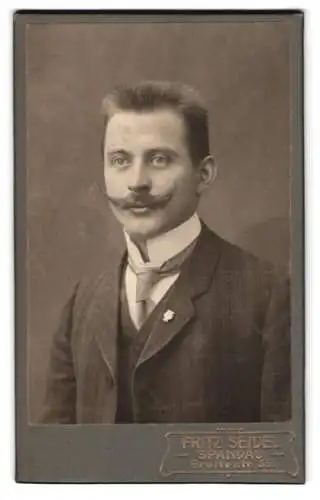 Fotografie Fritz Seidel, Spandau, Breitestr. 35, Porträt eines Mannes mit markantem Schnurrbart