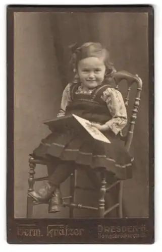 Fotografie Hermann Krätzer, Dresden, Königsbrückerstr. 51, Kleinkind im Stuhl mit Buch