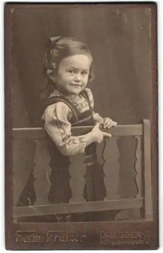 Fotografie Hermann Krätzer, Dresden, Königsbrückerstr. 51, Porträt eines jungen Mädchens an einem Zaun