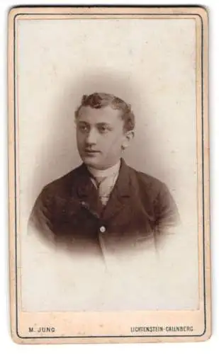 Fotografie M. Jung, Lichtenstein-Callnberg, Schulgasse 175, Porträt eines jungen Mannes
