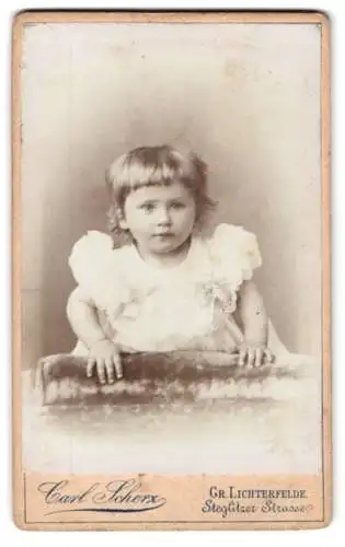Fotografie Carl Scherz, Gr. Lichterfelde, Steglitzer Strasse, Porträt eines Kleinkinds
