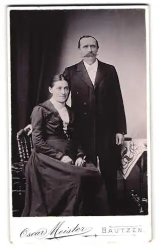 Fotografie Oscar Meister, Bautzen, Seminarstrasse 6, Elegantes Ehepaar im Atelier