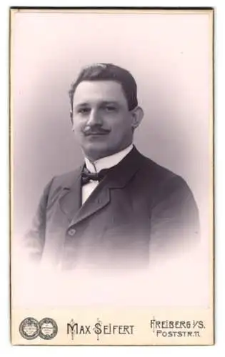 Fotografie Max Seifert, Freiberg i. S., Poststr. 11, Porträt eines Herrn mit Schnurrbart