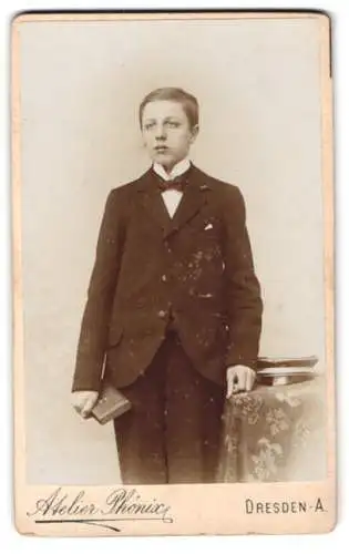 Fotografie Atelier Phönix, Dresden, Pillnitzer Strasse 64, Junge mit Buch