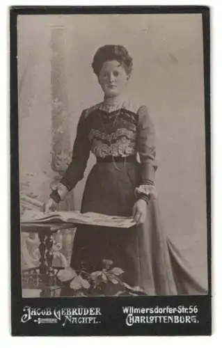 Fotografie Jacob Gebrüder Nachfl., Charlottenburg, Wilmersdorfer Str. 56, Dame im eleganten Kleid
