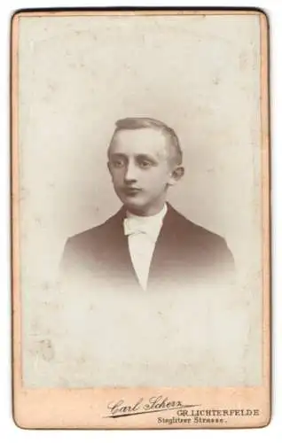 Fotografie Carl Scherz, Gr. Lichterfelde, Steglitzer Strasse, Porträt eines jungen Mannes