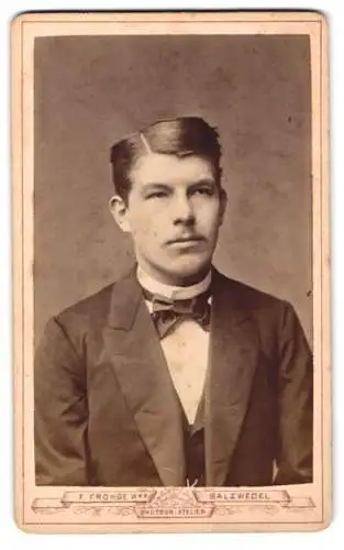 Fotografie F. Frohse Wwe, Salzwedel, Neuperverstrasse 873, Porträt eines jungen Mannes