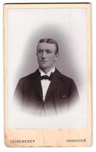 Fotografie Georg Leineweber, Hannover, Georgstrasse 30, Porträt eines eleganten jungen Mannes