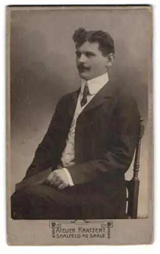 Fotografie Atelier Kratzert, Saalfeld an der Saale, Graben 23, Porträt eines eleganten Herrn