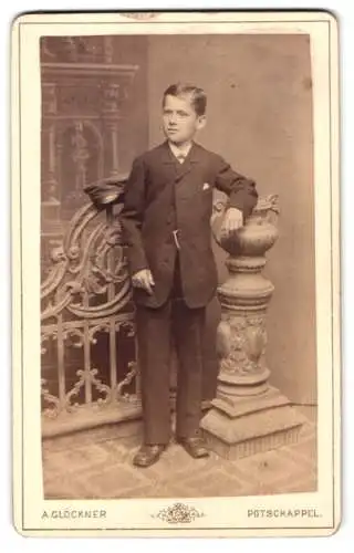 Fotografie A. Glöckner, Potschappel, Junge in eleganter Pose