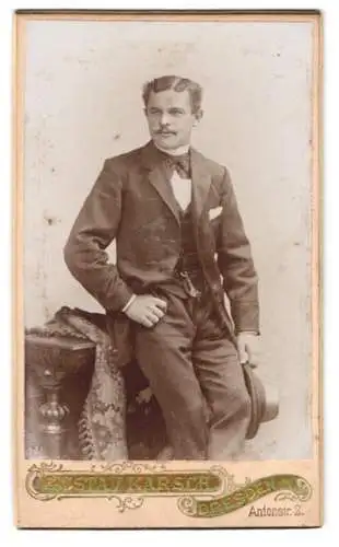 Fotografie Gustav Karsch, Dresden, An der Antonstrasse 2, Eleganter Herr mit Hut
